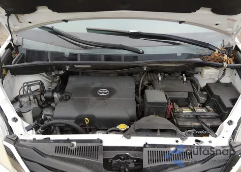 2014 Toyota Sienna Le V6 7 Passenger Auto Access Seat/Le V6 7 Passenger Mobility/Le V6 8 Passenger z USA, uszkodzony, nr VIN 5TDKK3DC6ES475052